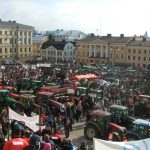 Komia näky viljelijöiden traktorimarssilta Helsingin Senaatintorilta 11.03.2016